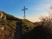 64 Alla bella croce di vetta della Cornagera (1311 m)